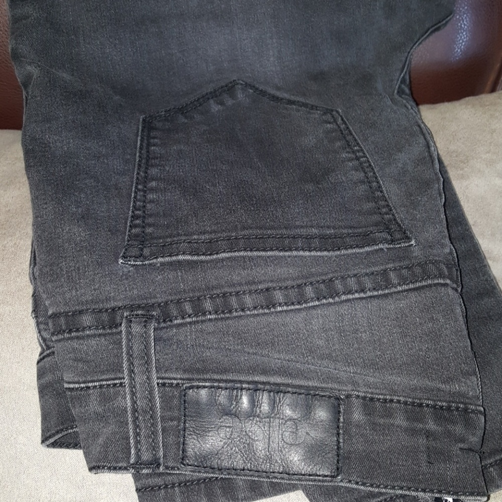 Else greyish-black jeans
